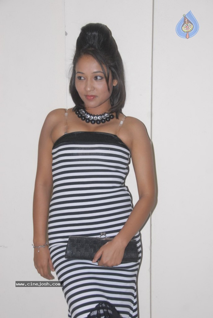 Agnes Stills - 17 / 40 photos