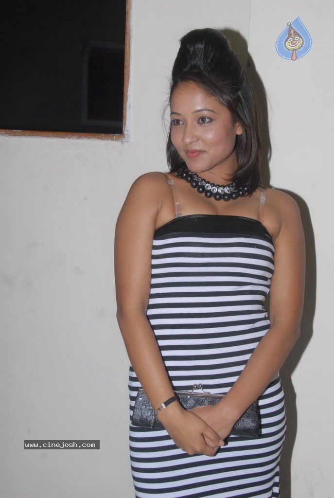 Agnes Stills - 21 / 40 photos