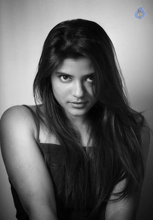 Aishwarya Rajesh New Photos - 2 / 18 photos