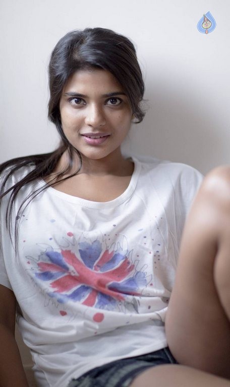 Aishwarya Rajesh New Photos - 12 / 18 photos