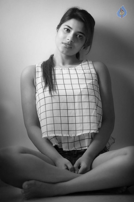 Aishwarya Rajesh New Photos - 13 / 18 photos