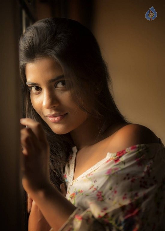 Aishwarya Rajesh New Photos - 16 / 18 photos