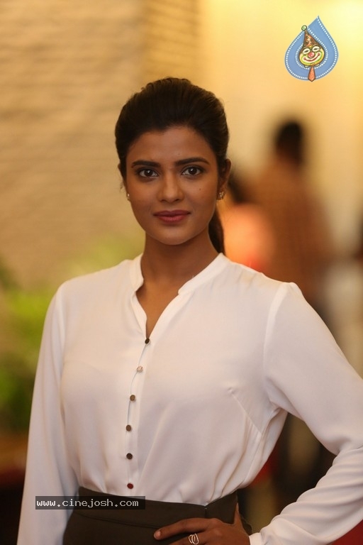 Aishwarya Rajesh Stills - 5 / 17 photos