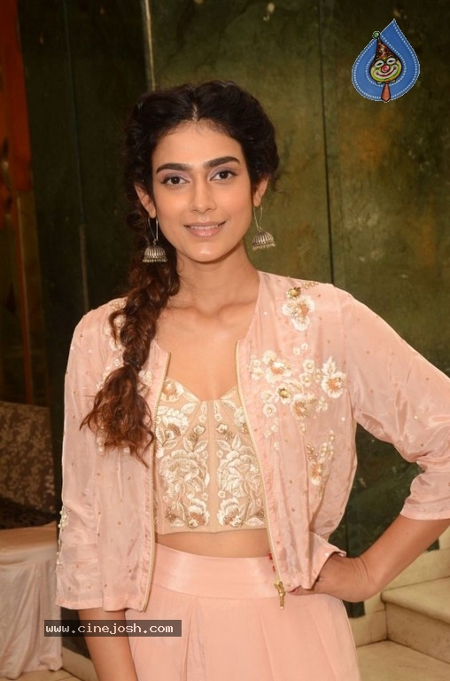 Aakanksha Singh Photos - 15 / 21 photos