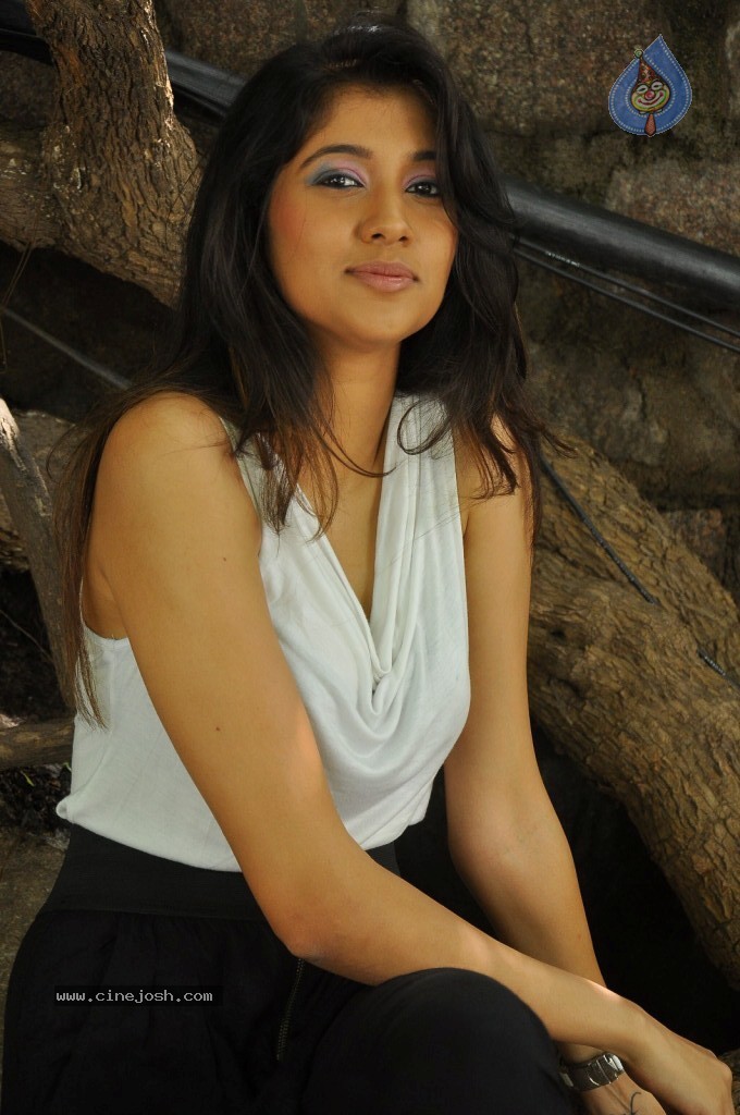 Akhila Hot Stills - 80 / 106 photos