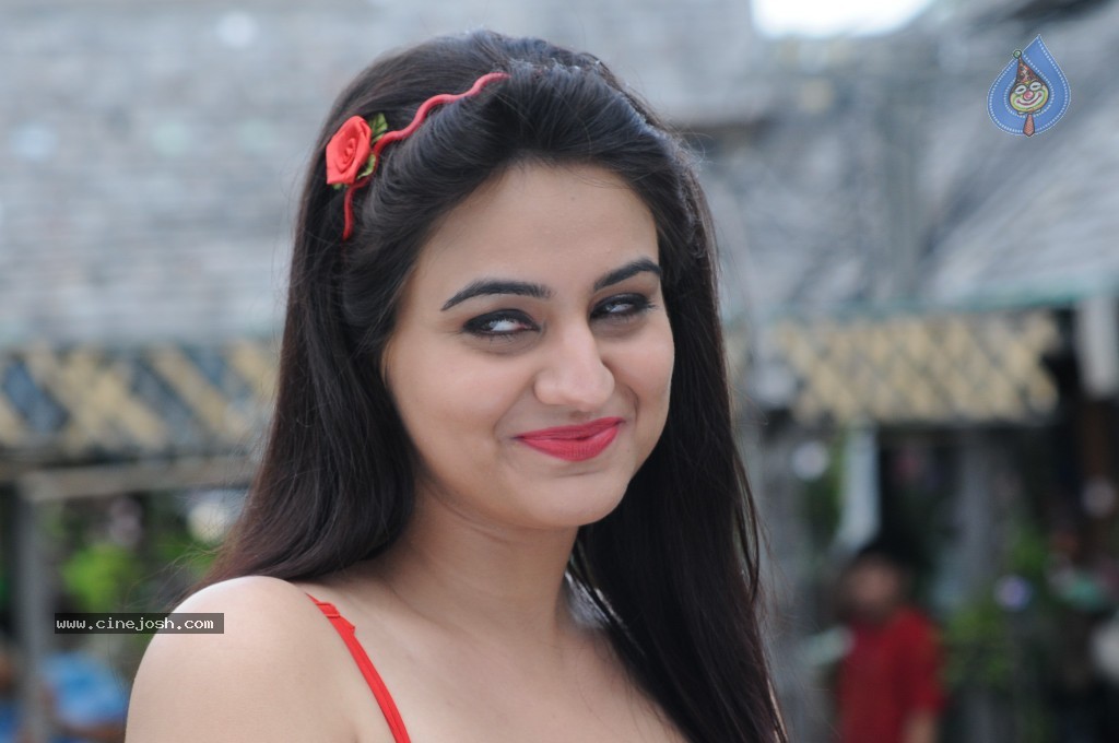 Aksha Hot Gallery - 14 / 66 photos