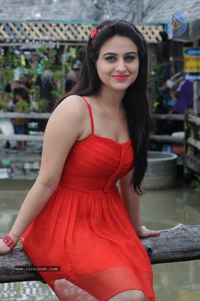 Aksha Hot Gallery - 37 / 66 photos
