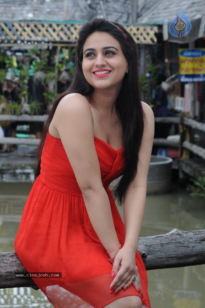 Aksha Hot Gallery - 50 / 66 photos