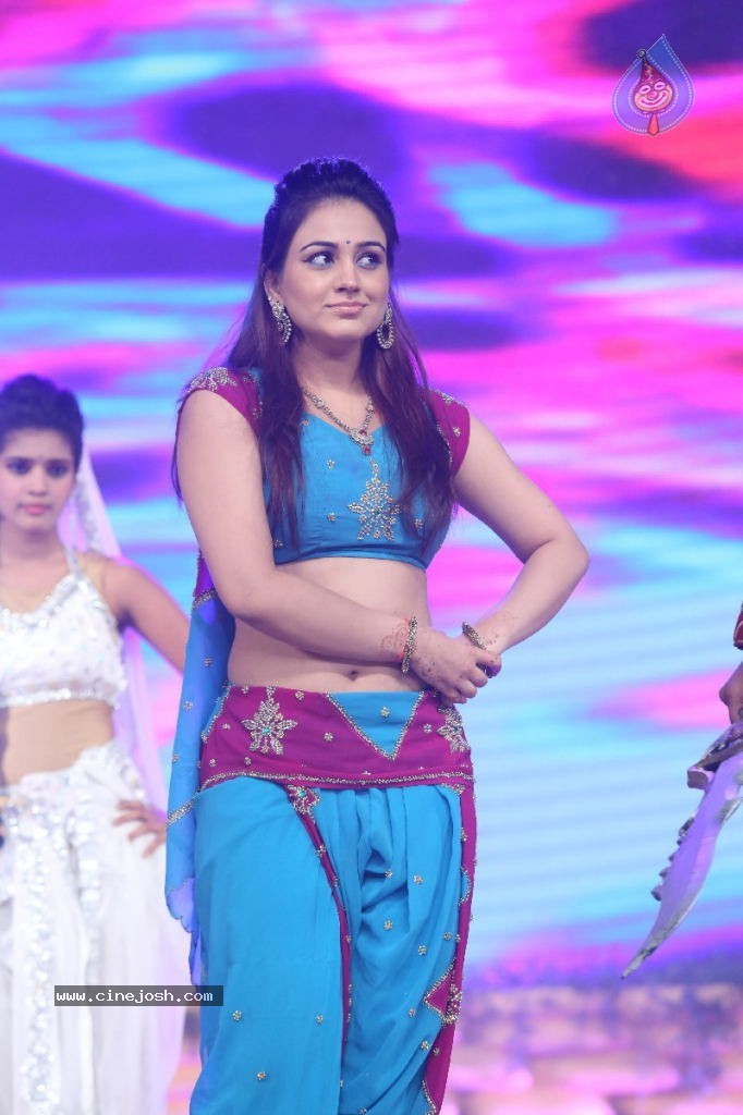 Aksha Hot Photos - 19 / 70 photos
