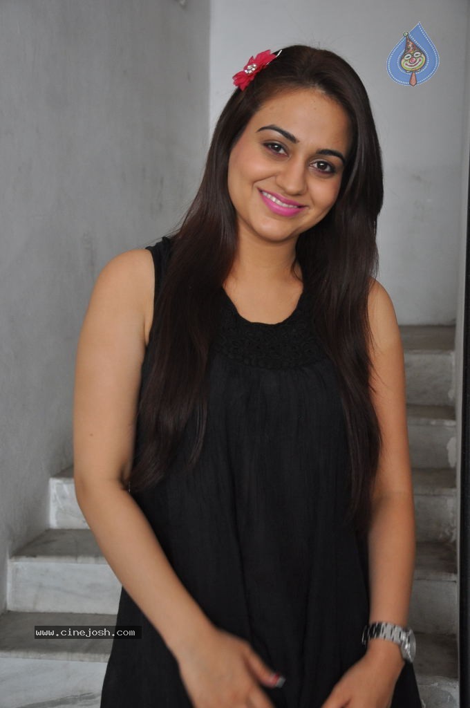 Aksha Latest Photos - 28 / 50 photos