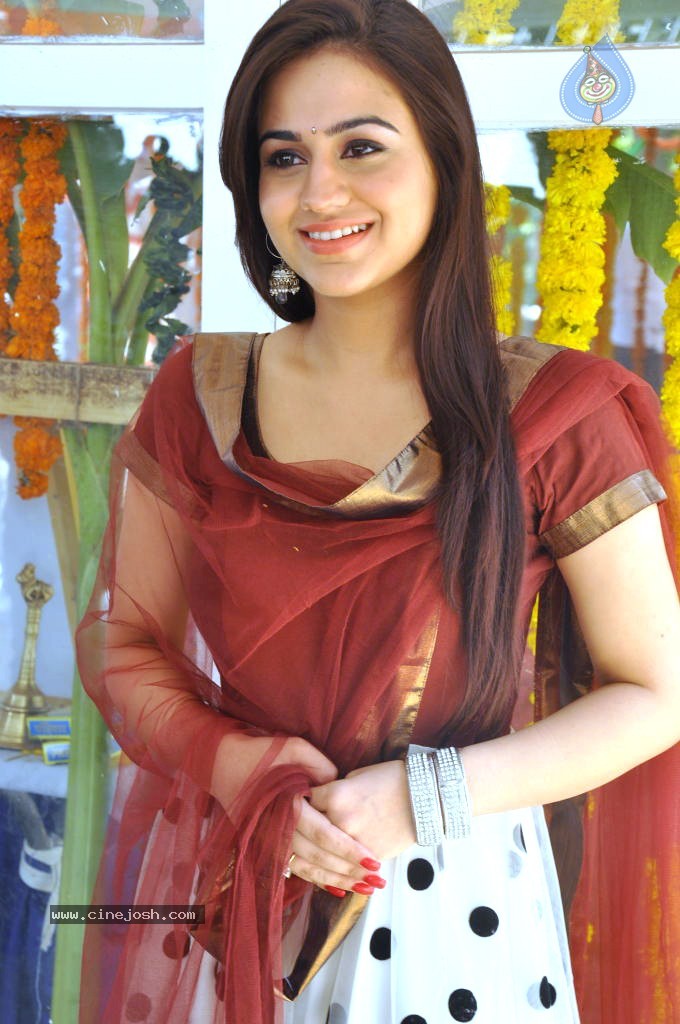 Aksha Latest Stills - 8 / 72 photos