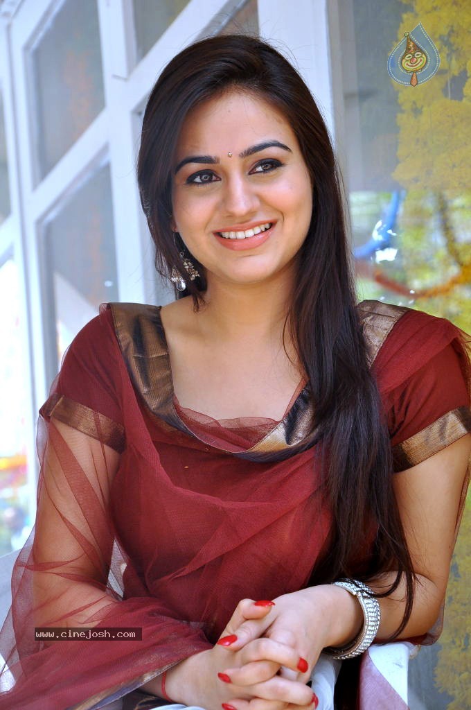 Aksha Latest Stills - 21 / 72 photos