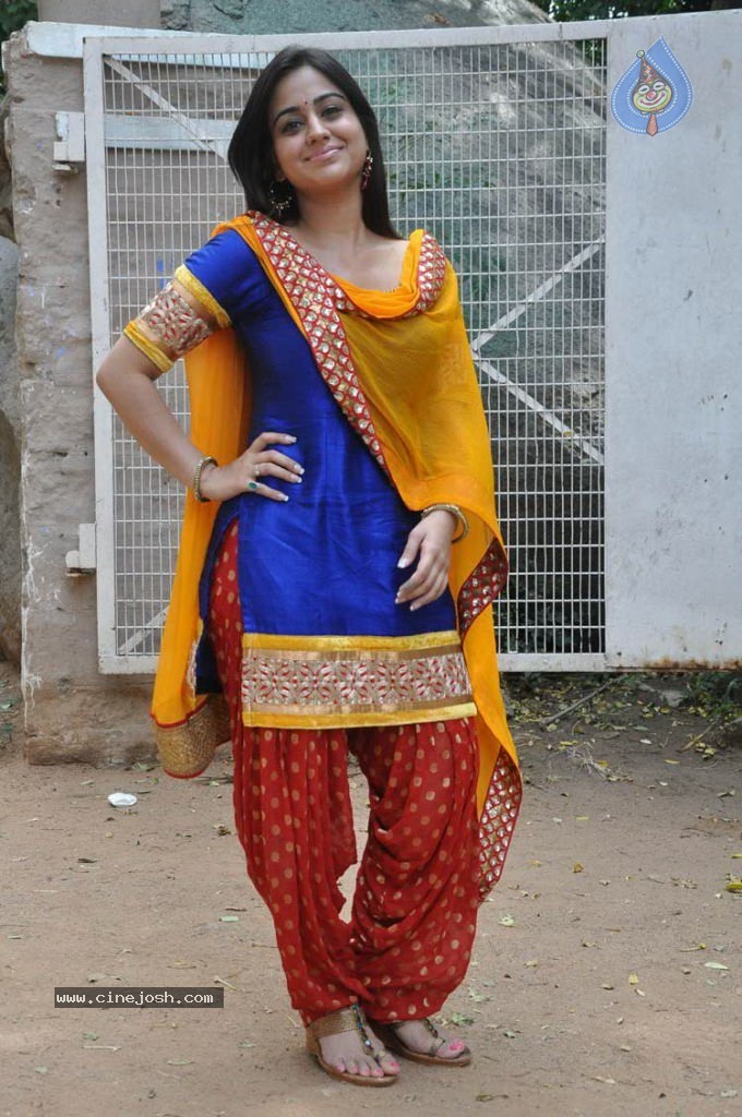 Aksha Latest Stills - 18 / 32 photos