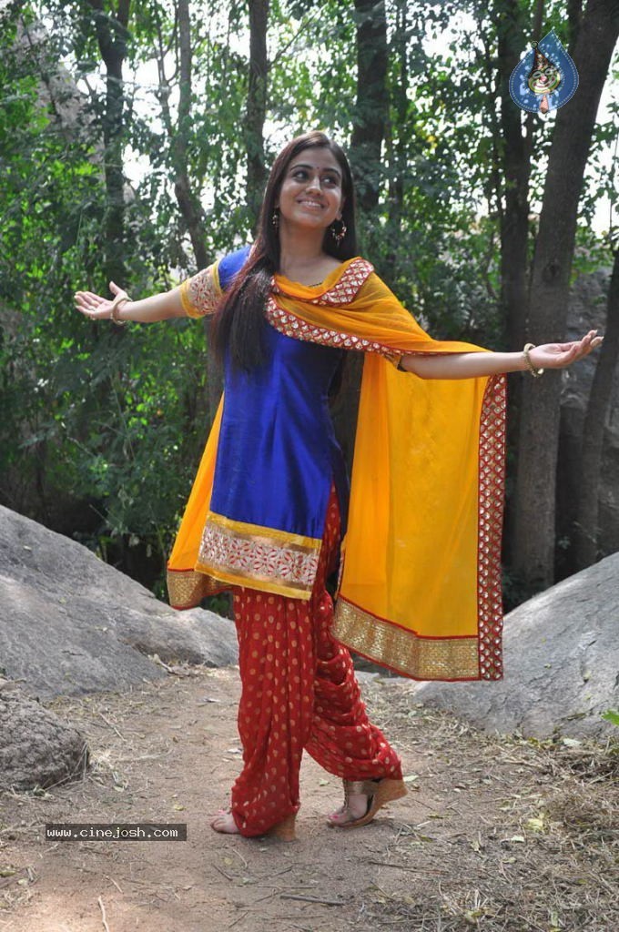 Aksha Latest Stills - 31 / 32 photos