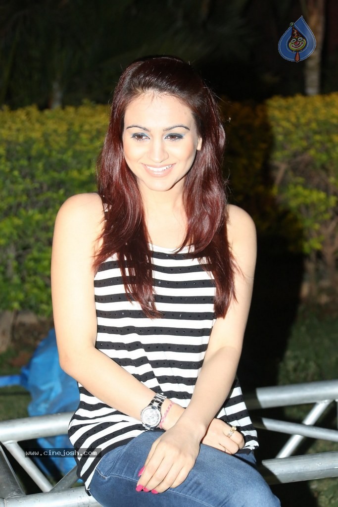 Aksha New Photos - 71 / 86 photos