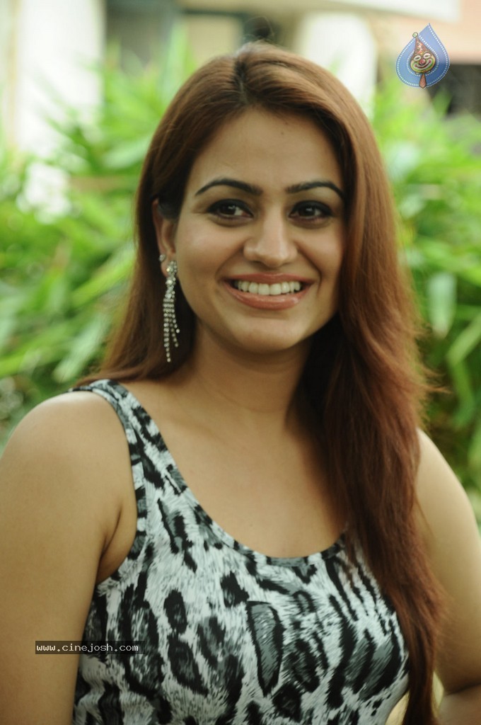 Aksha New Pics - 36 / 49 photos