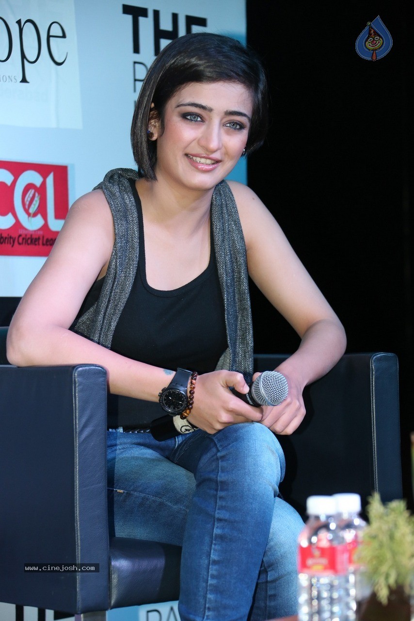 Akshara Haasan at Shamitabh PM - 11 / 60 photos