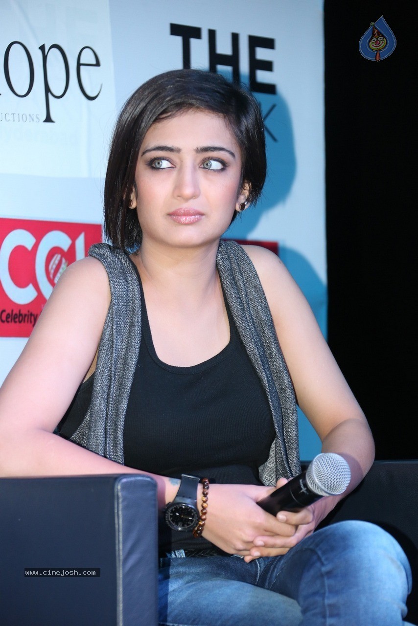 Akshara Haasan at Shamitabh PM - 14 / 60 photos