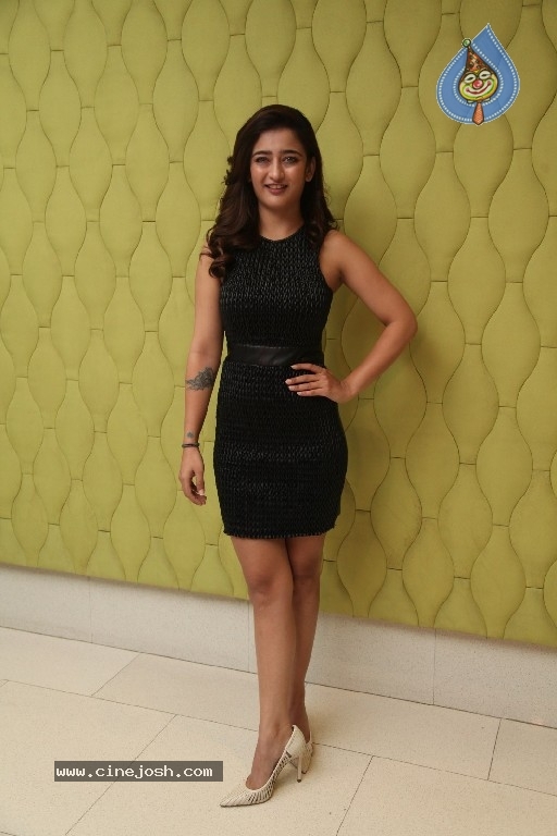 Akshara Haasan Photos - 2 / 21 photos