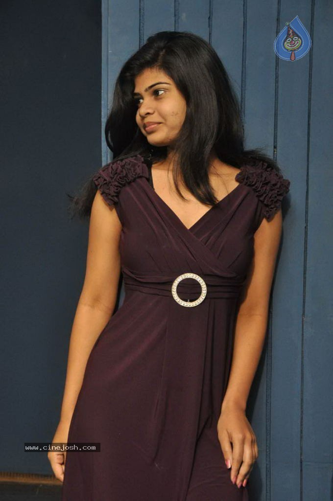 Alekhya Stills - 11 / 33 photos