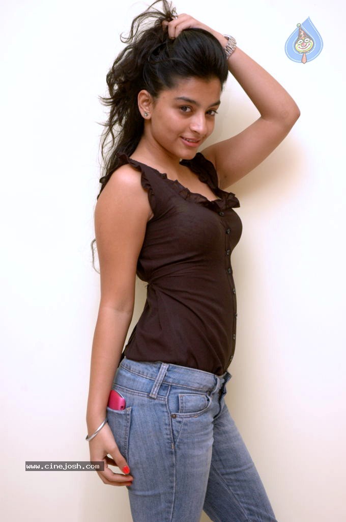 Alisha Hot Stills - 9 / 45 photos