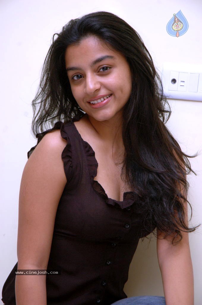 Alisha Hot Stills - 34 / 45 photos