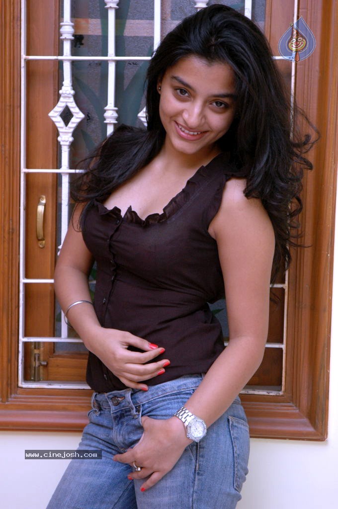 Alisha Hot Stills - 36 / 45 photos