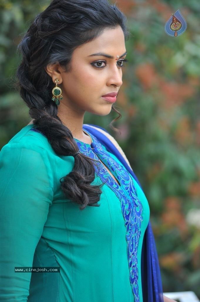 Amala Paul New Photos - 39 / 60 photos