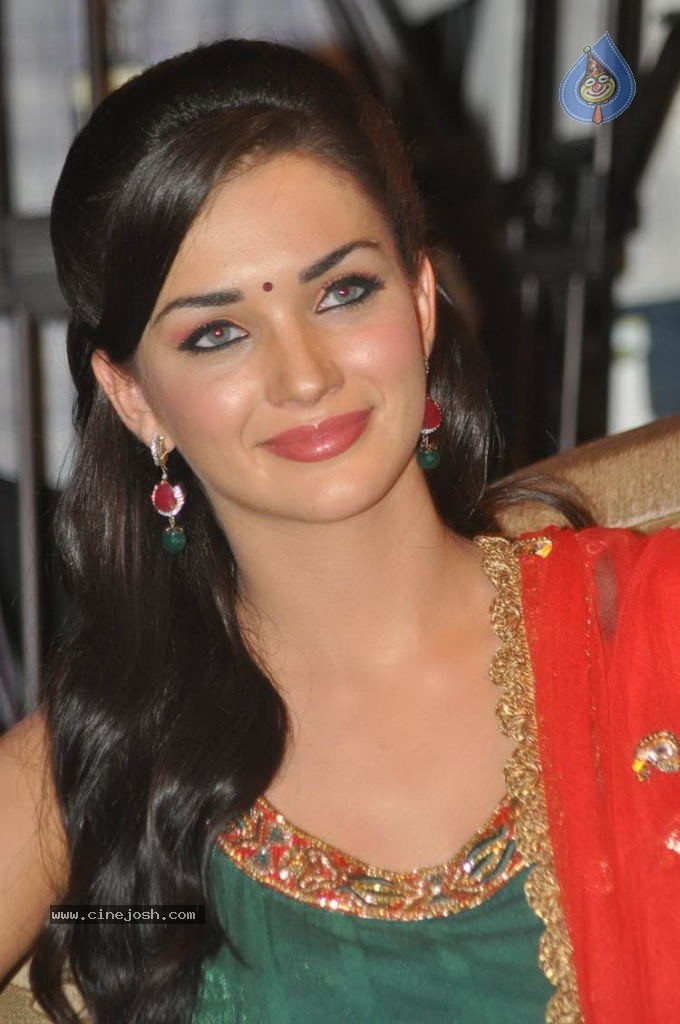 Amy Jackson New Stills - 26 / 45 photos