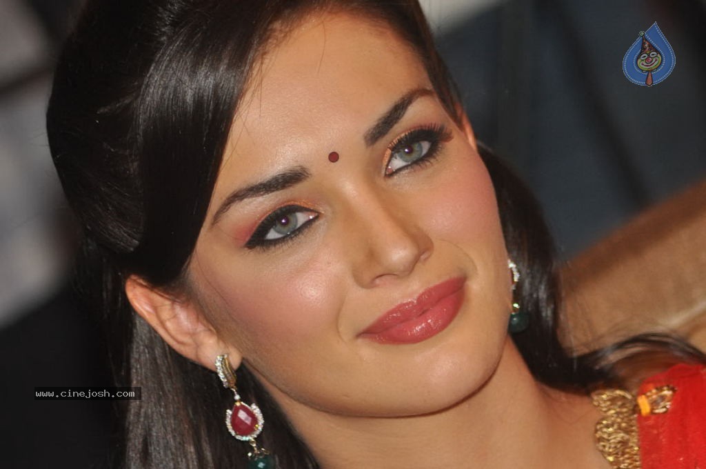 Amy Jackson New Stills - 28 / 45 photos
