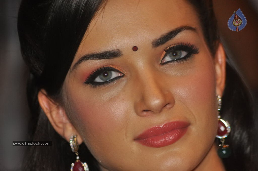 Amy Jackson New Stills - 31 / 45 photos