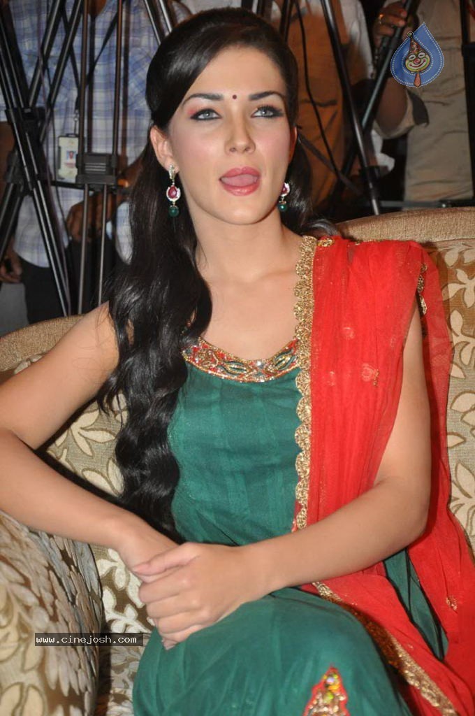 Amy Jackson New Stills - 32 / 45 photos