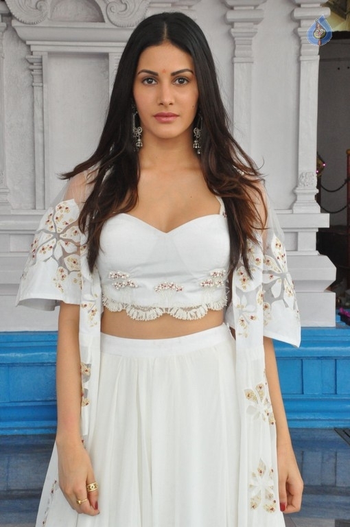 Amyra Dastur Pics - 20 / 28 photos