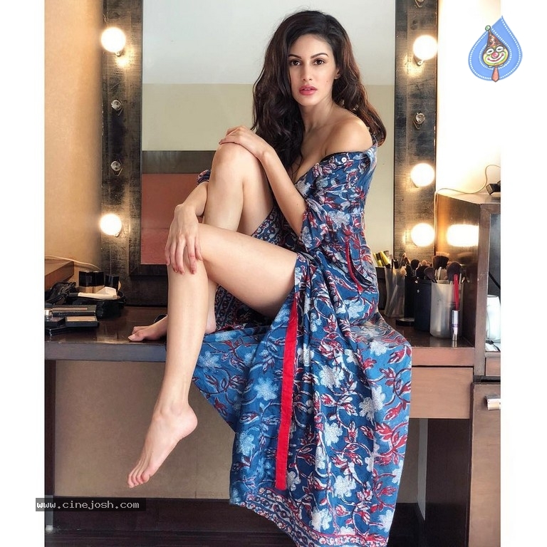 Amyra Dastur Portfolio - 5 / 16 photos