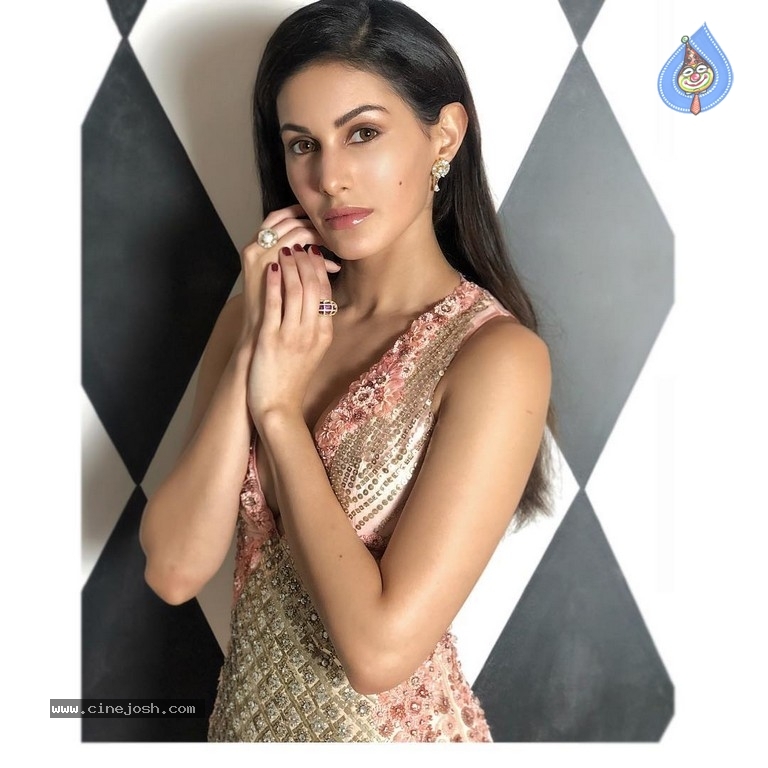 Amyra Dastur Portfolio - 6 / 16 photos