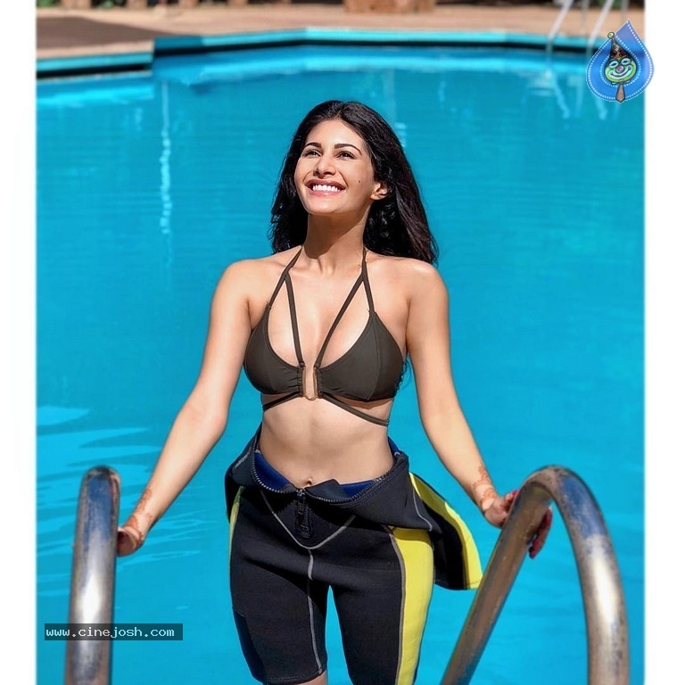 Amyra Dastur Portfolio - 16 / 16 photos