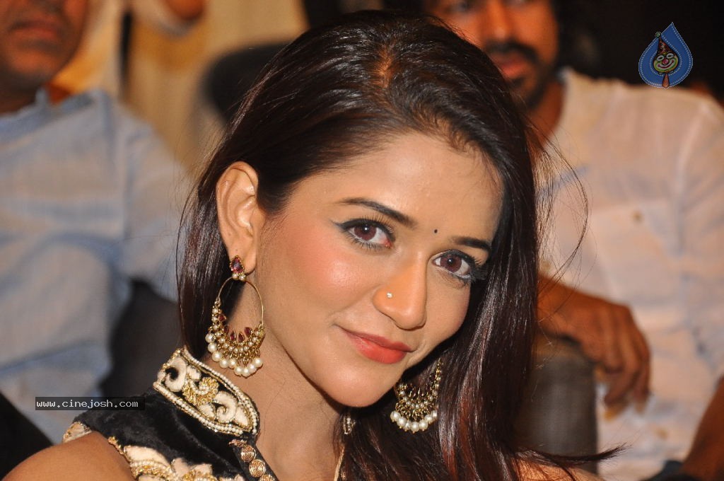 Anaika Soti New Stills - 9 / 38 photos