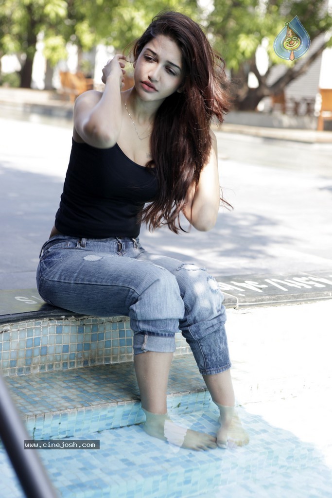 Anaika Soti New Stills - 13 / 32 photos