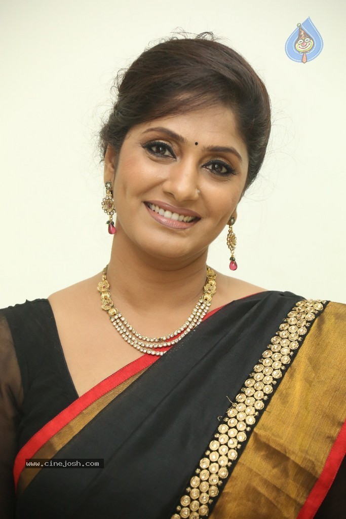 Anchor Jhansi New Stills - 34 / 74 photos