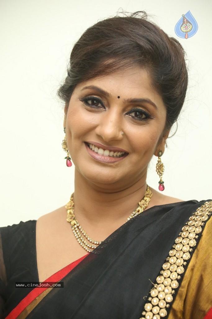 Anchor Jhansi New Stills - 40 / 74 photos