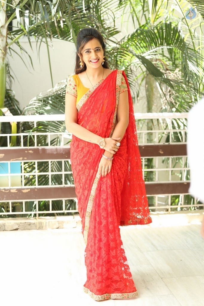 Anchor Lasya Latest Gallery - 17 / 42 photos