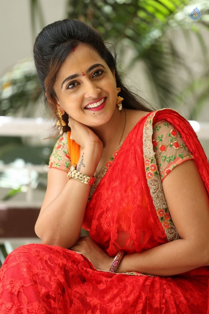 Anchor Lasya Latest Gallery - 27 / 42 photos
