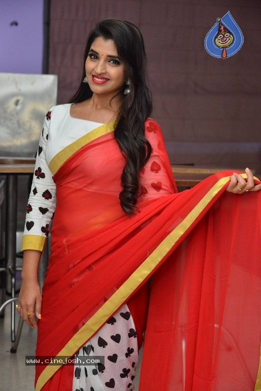 Anchor Shyamala Pics - 4 / 17 photos