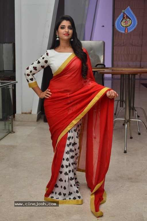 Anchor Shyamala Pics - 5 / 17 photos