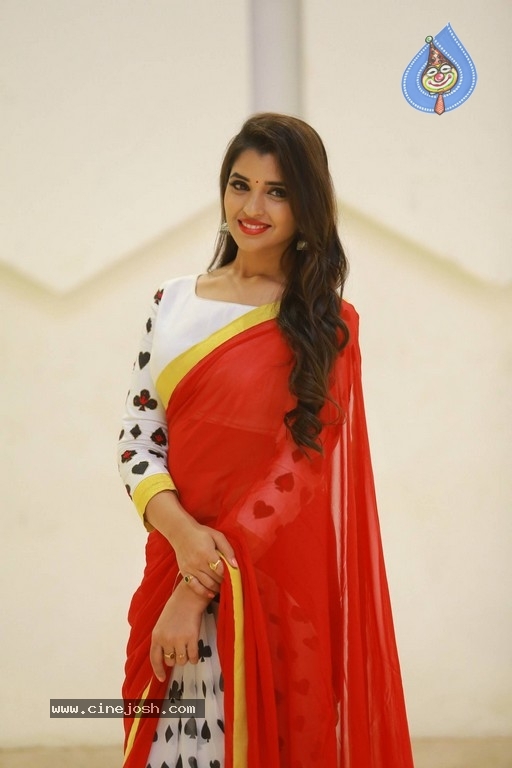 Anchor Shyamala Pics - 6 / 17 photos