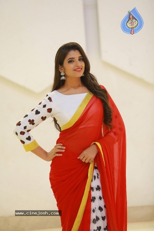 Anchor Shyamala Pics - 8 / 17 photos