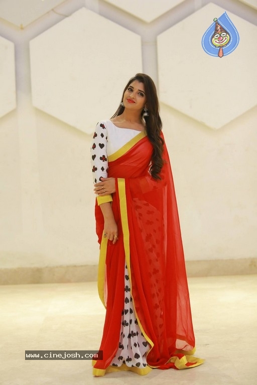 Anchor Shyamala Pics - 10 / 17 photos