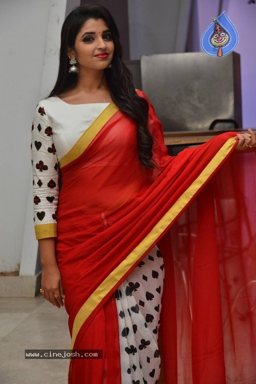 Anchor Shyamala Pics - 11 / 17 photos