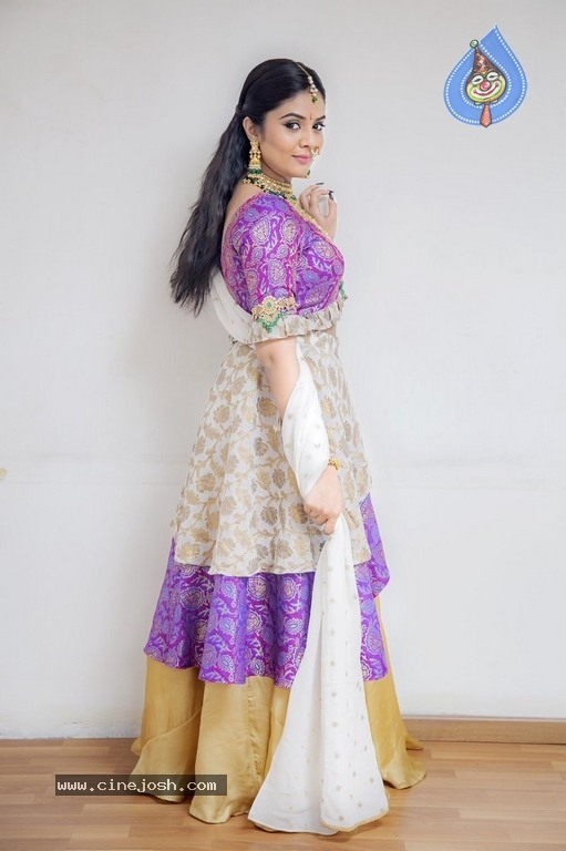 Anchor Srimukhi Stills - 2 / 4 photos