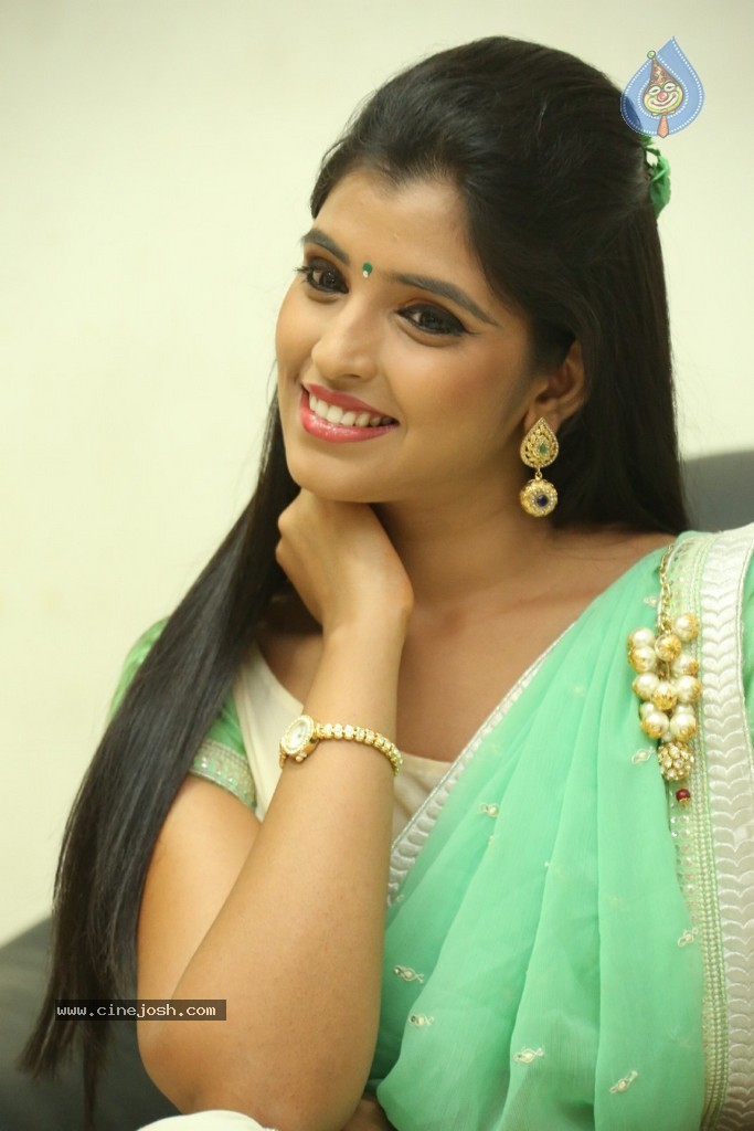 Anchor Syamala New Stills - 60 / 105 photos